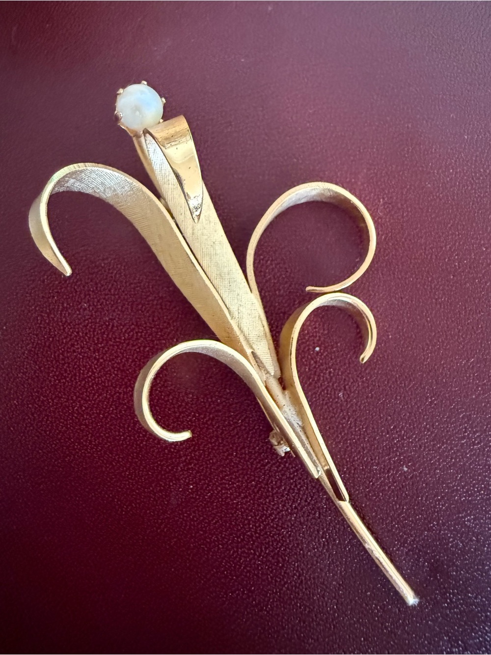 Vintage 1960s Gold-Tone Floral Swirl Brooch with Pearl Accent